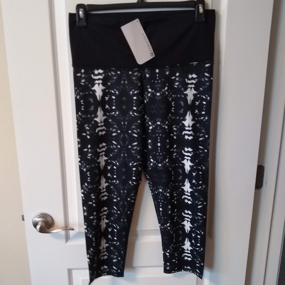 NWT Fabletics Black Pattern Salar Capri Foldover L